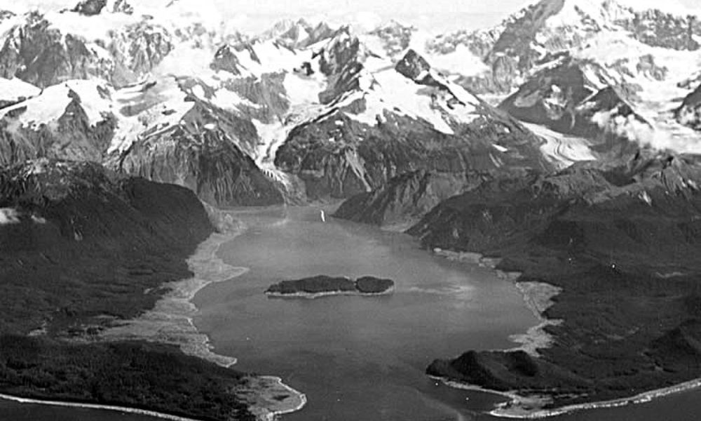 Bahía de Lituya en 1958, cuando se produjo el megatsunami. 