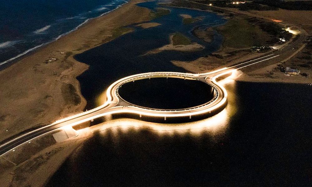 Puente Laguna Garzón de Uruguay durante la noche. 