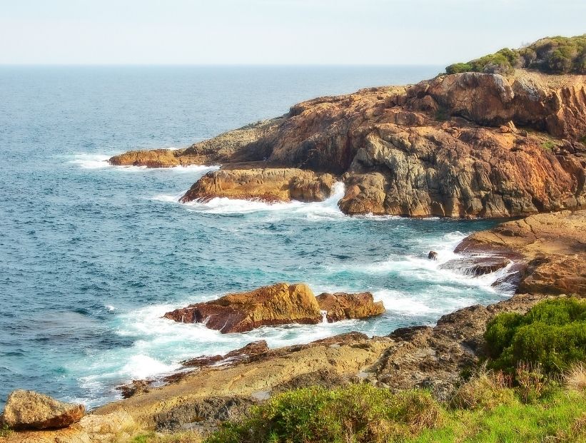 imagen de una costa rocosa que da al oceano para representar los países que no tienen salida al mar