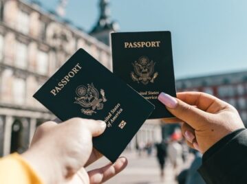 dos pasaportes azul oscuro