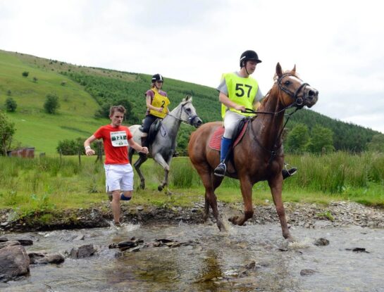 "Maratón Hombre vs. Caballo", la curiosa carrera que se corre en Europa
