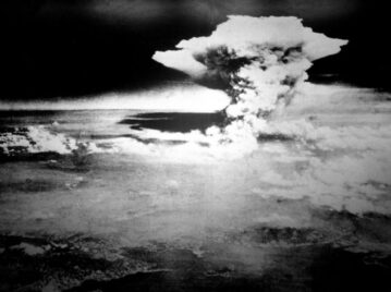 Bomba nuclear explotando en hiroshima foto aerea en blanco y negro en vez de Kokura