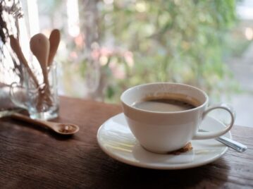 Taza de café con un plato debajo, una costumbre milenaria