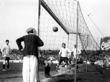 Primer gol olímpico de la historia, convertido por Cesáreo Onzari en un partido amistoso entre Argentina y Uruguay