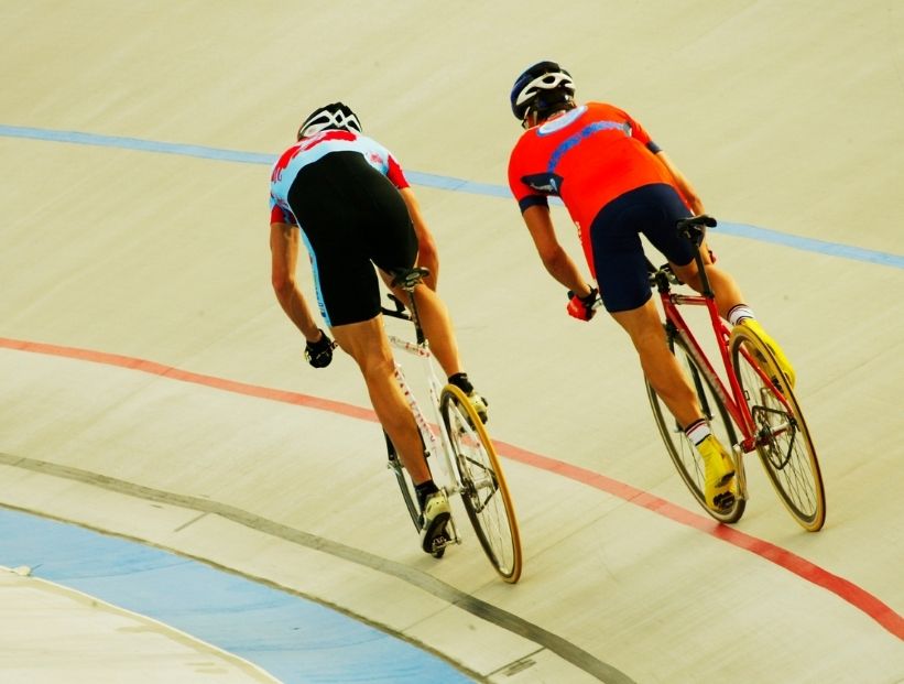 dos ciclistas en un velódromo