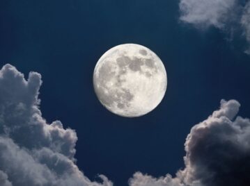 La luna en el cielo con nubes en la oscuridad