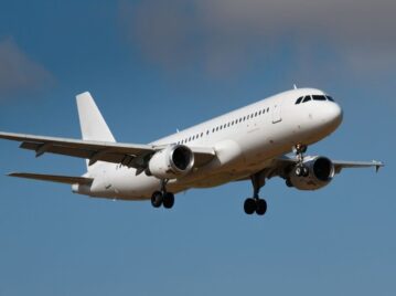 avión comercial color blanco volando en el cielo