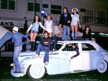 Ciudad de Buenos Aires en los setenta: grupo de amigos festejando por el Mundial de 1978