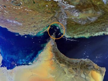 Imagen satelital del Estrecho de Ormuz, la ruta petrolera más importante del mundo