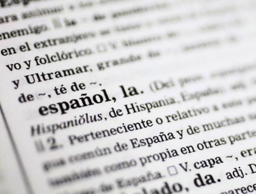 un diccionario español con la palabra "español" resaltada para hablar de idiomas