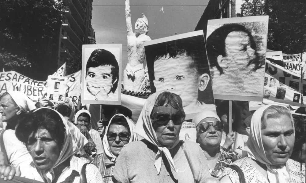 abuelas de plaza de mayo en blanco y negro derecho a la identidad