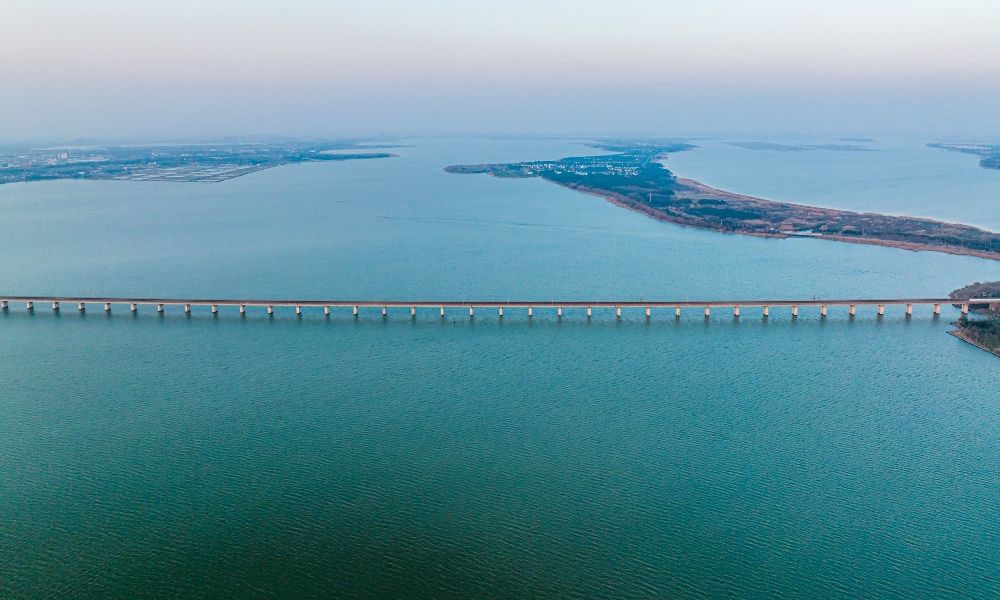 El Gran Puente de Danyang–Kunshan sobre el agua.