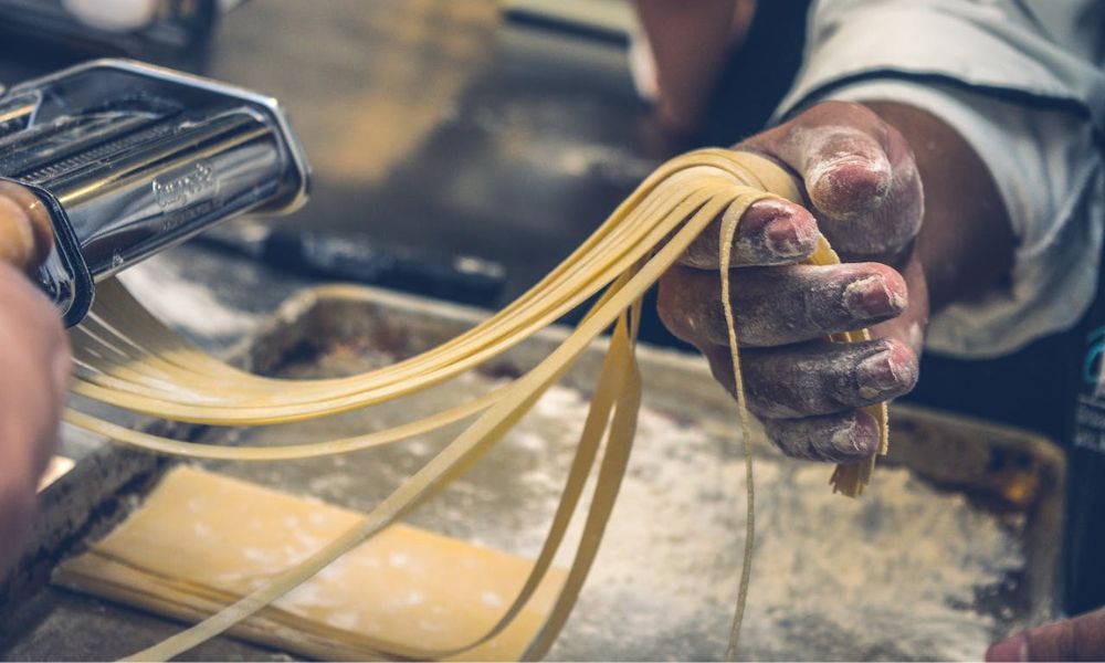 Preparación de unos fideos en el Día Mundial de la Pasta.