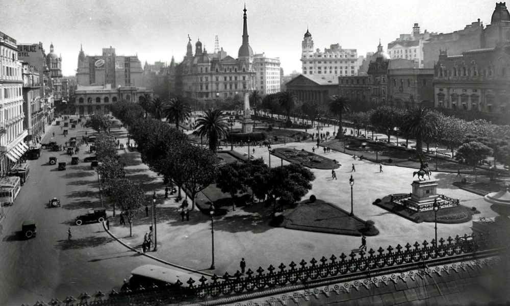 Plaza de Mayo, vista desde la Casa Rosada, en Buenos Aires de principios del siglo XX