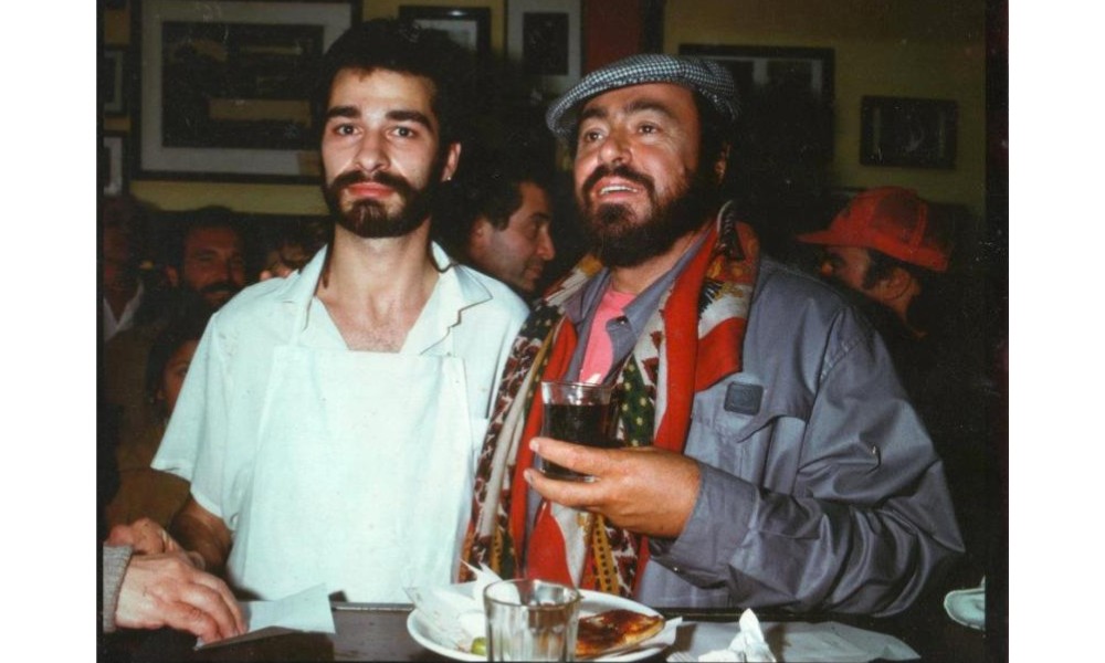 Pavarotti en una pizzería de La Boca junto a su dueño