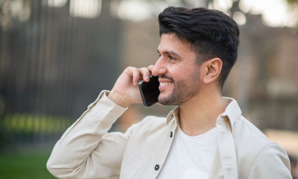 Hombre en una llamada al teléfono