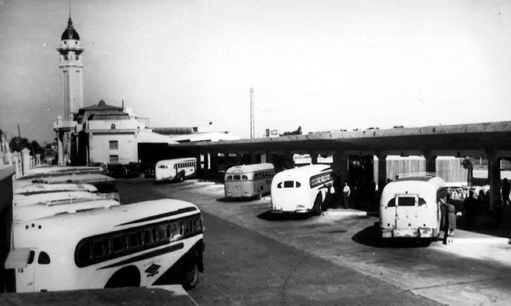 Micros en la terminal de ómnibus de Rosario.