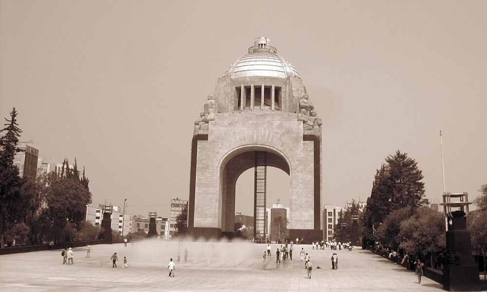 Foto antigua del Arco del Triunfo más grande del mundo, emplazado en Latinoamérica. 