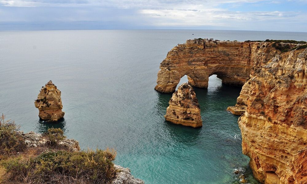 Piedra que forma el "Corazón de la Tierra" en la Playa de la Marina de Portugal.