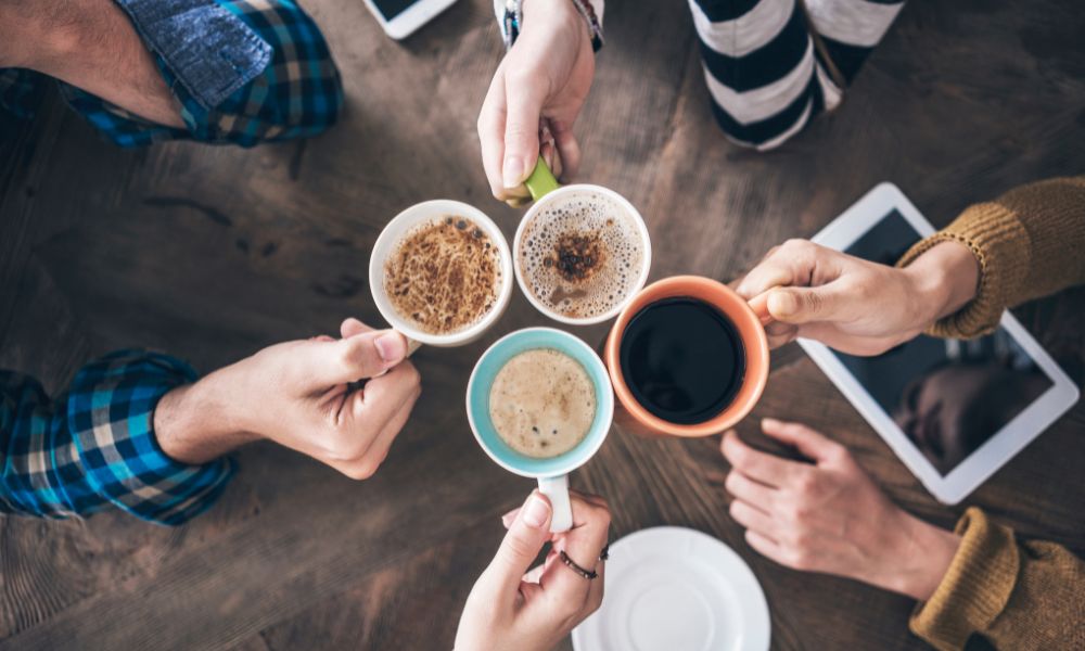 Grupo de amigos tomando café