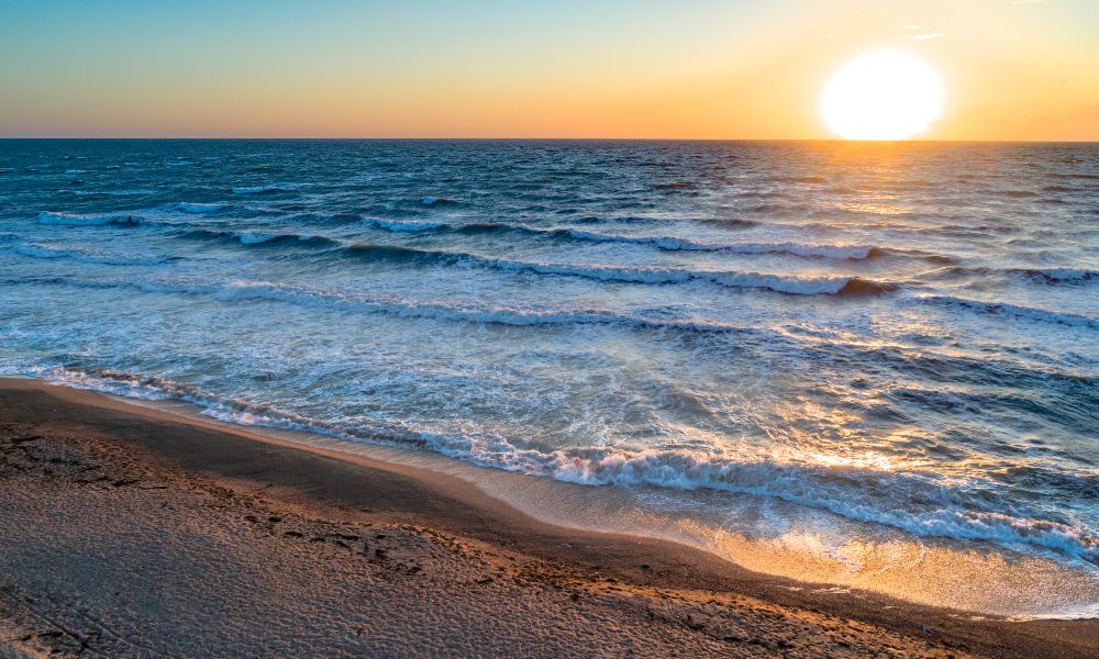 olas en el mar y el sol en un atardecer