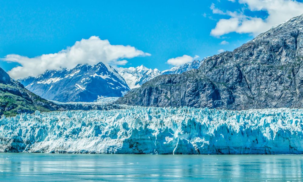 glaciar gigante en las montañas