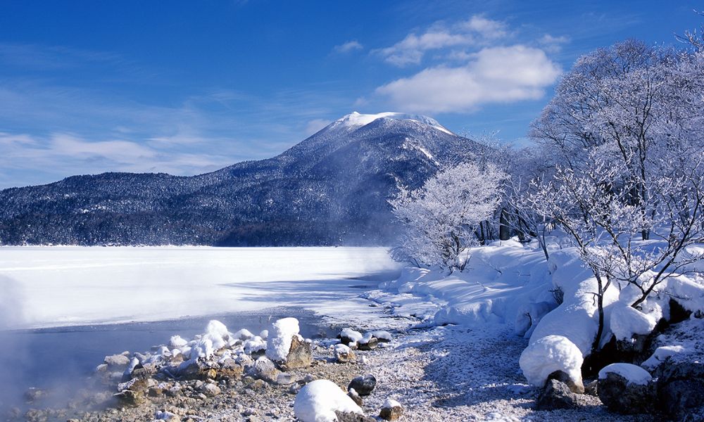 montañas y nieve en la ciudad más fría de japón