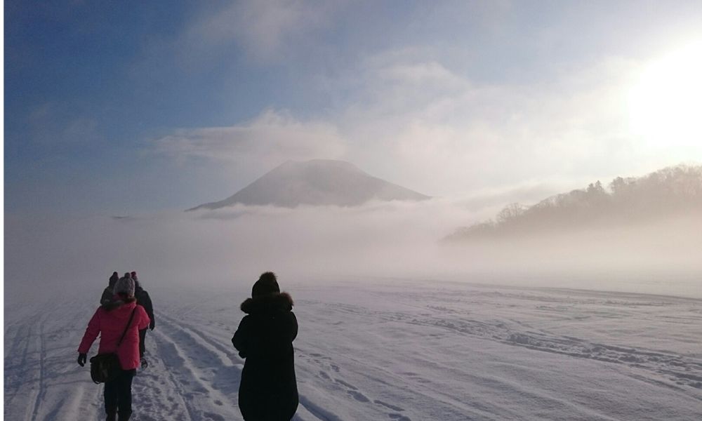 personas caminando en la nieve