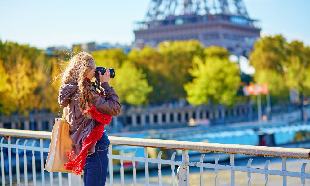 mujer turista sacando fotos en parís, síndrome de parís