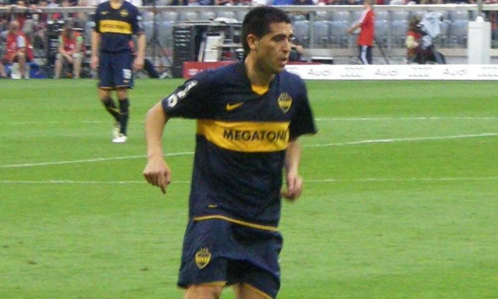 1996 - 10 de noviembre JUAN R. RIQUELM debuta en la primera de Boca