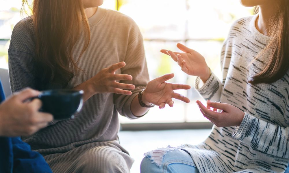 mujeres charlando sobre inteligencia artificial