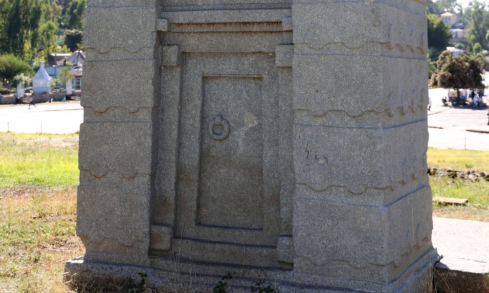 Una de las puertas falsas del Obelisco de Axum.