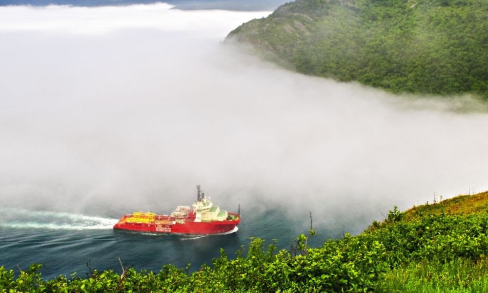 Un barco bajo la niebla en los Grandes Bancos de Terranova. 