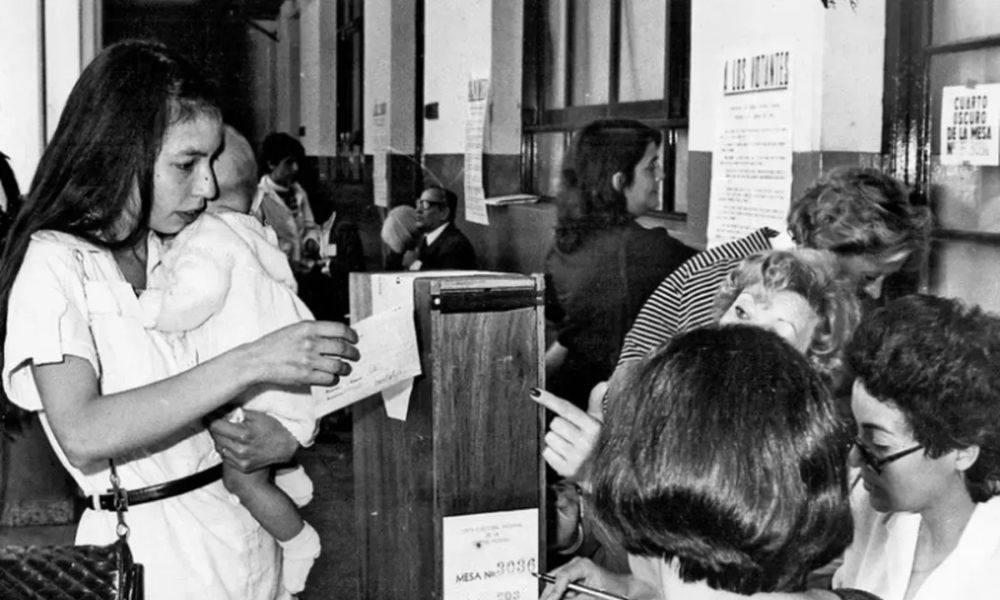 Mujer argentina votando el 30 de octubre de 1983