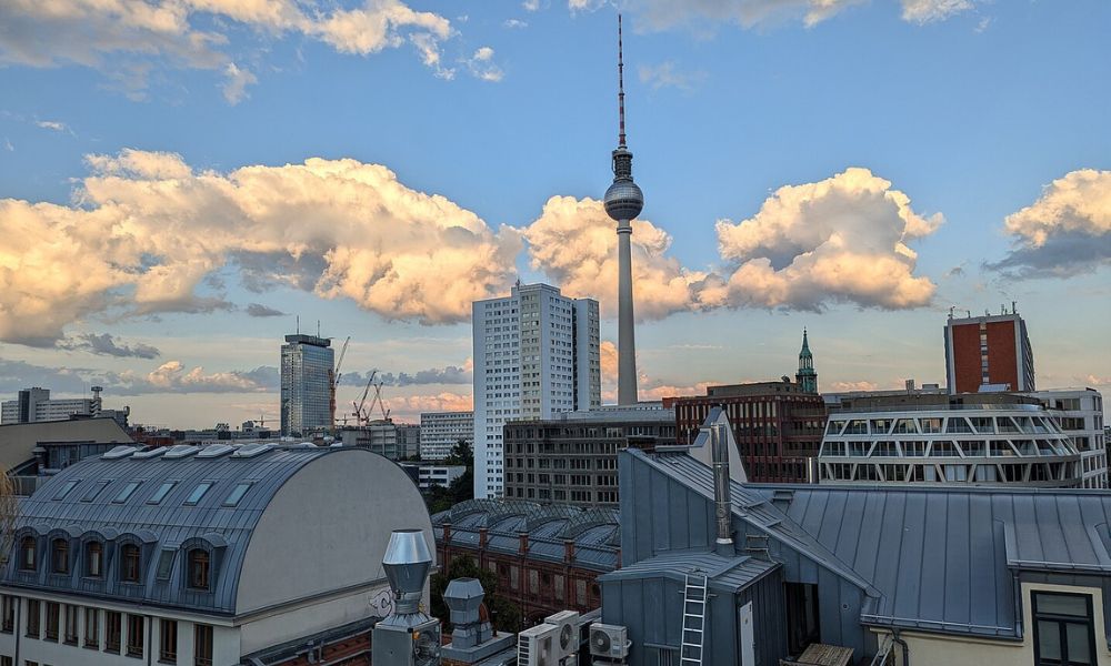 La torre Berliner Fernsehturm en el paisaje de Berlín. 