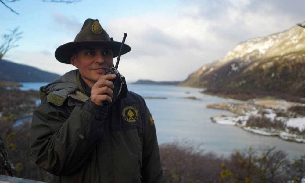 Guardaparque nacional supervisando un área natural protegida