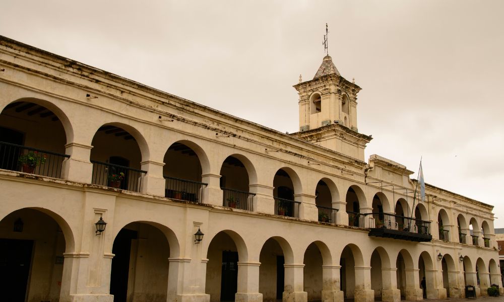 edificio colonial blanco en el norte de argentina