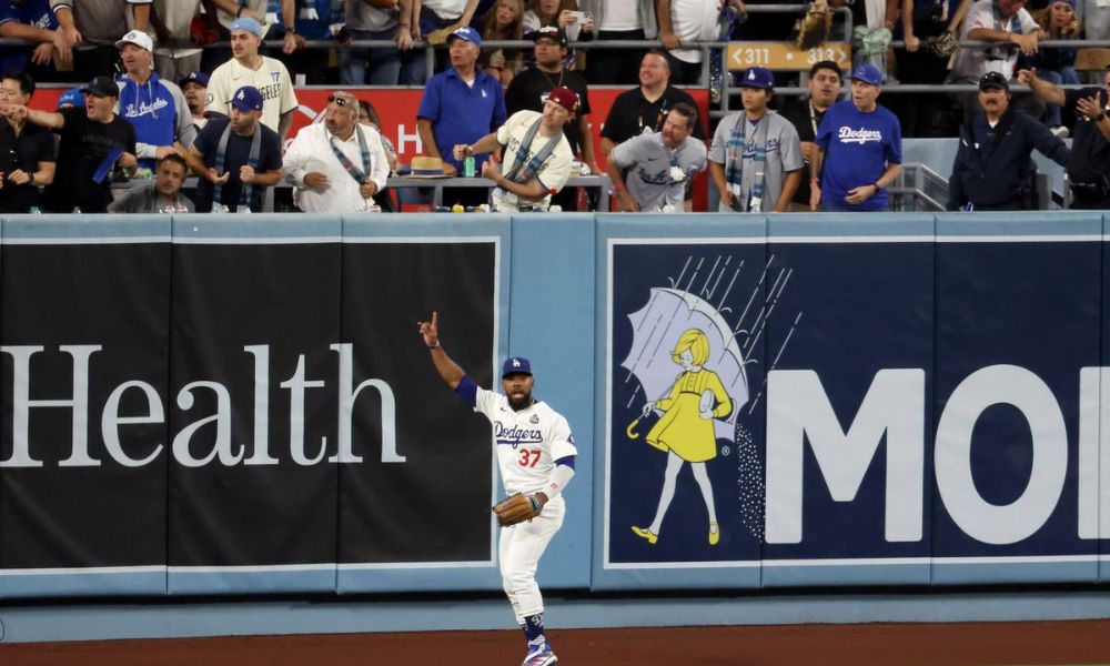 fan interfiere en partido de baseball dodgers yankees