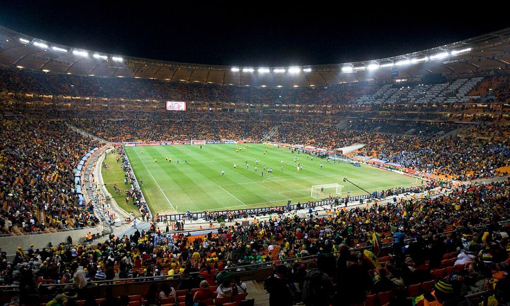 Partido de fútbol en el estadio más grande de África. 