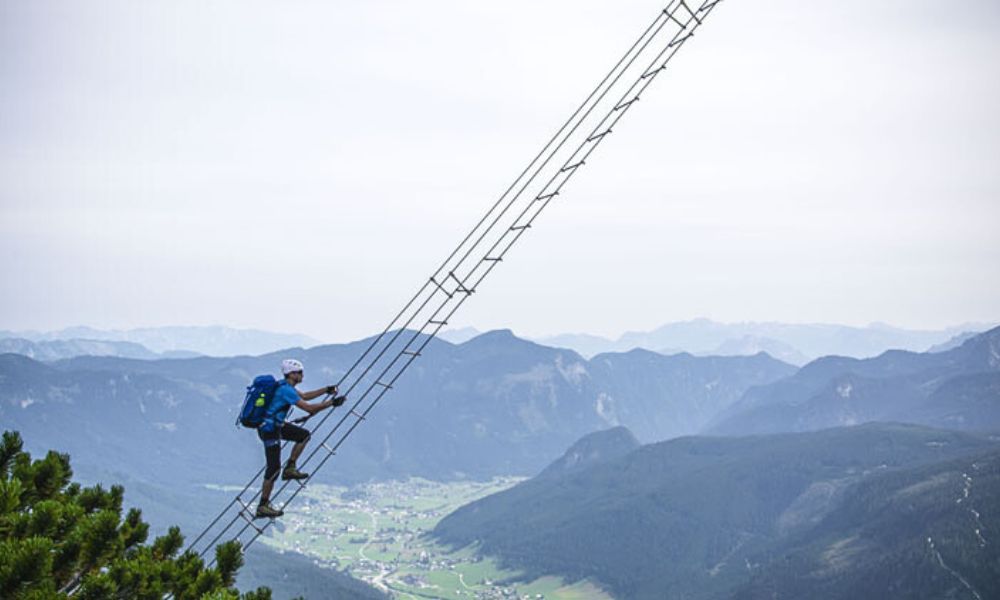 Un hombre recorre la escalera Ladder to Heaven.