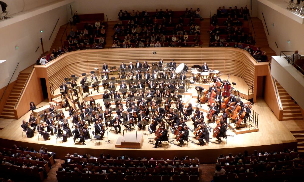 Orquesta Nacional de Francia toca el himno nacional del país. 