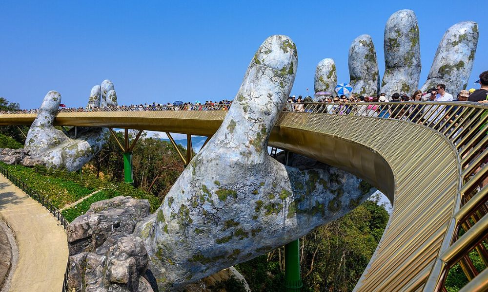 Turistas en el puente Cầu Vàng.