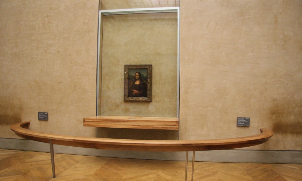 La Gioconda en exhibida en el Museo de Louvre, en París, Francia