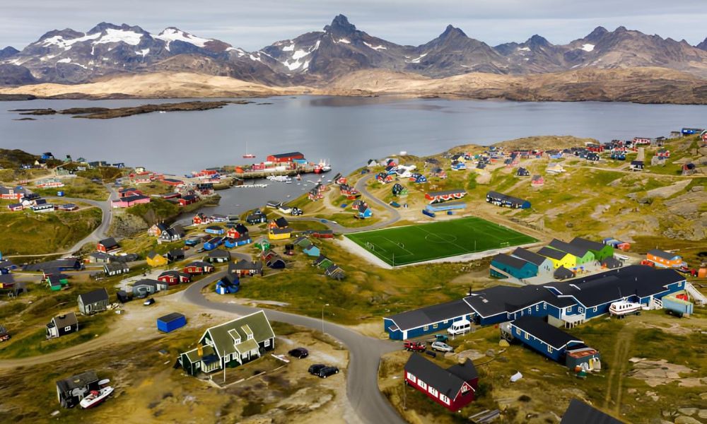 Pueblo de Tasiilaq y su estadio. 