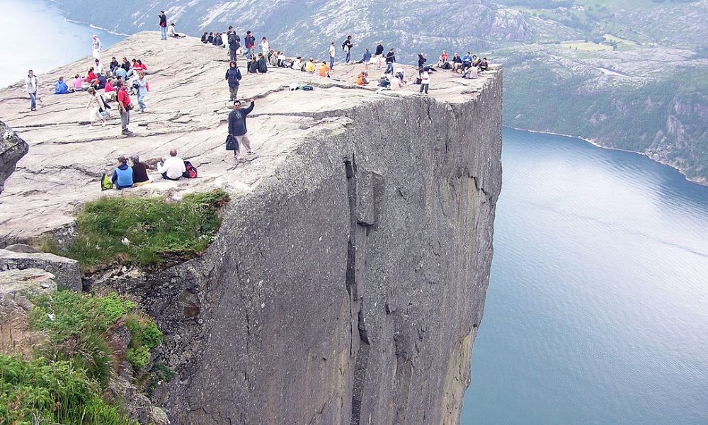 Turistas en Preikestolen.