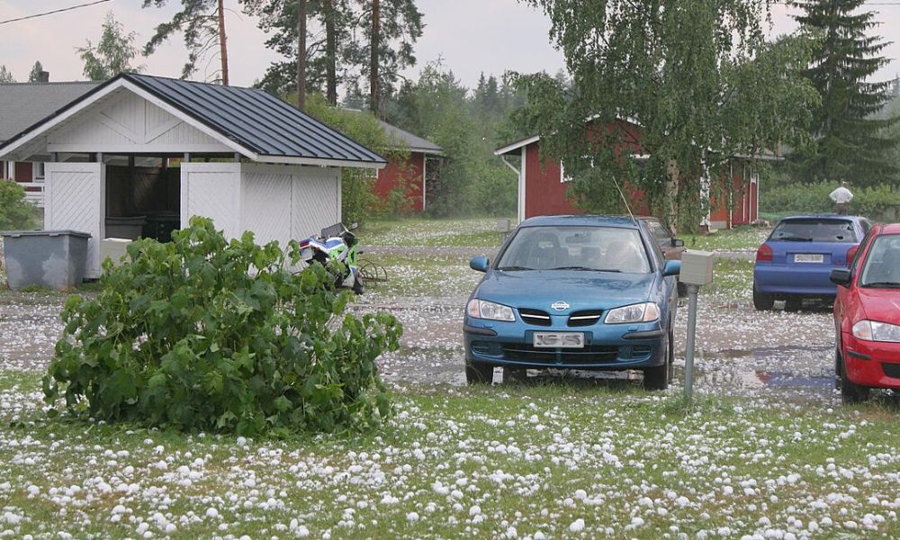 Granizo sobre autos. 