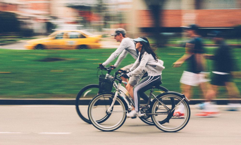 Personas andando en bicicleta en la ciudad