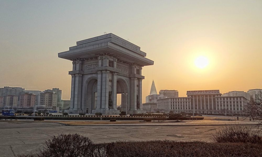 Atardecer sobre el Arco del Triunfo de Corea del Norte. 