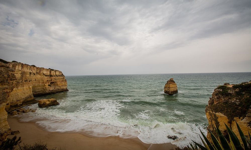 Arena y mar de la Playa de la Marina en Portugal.