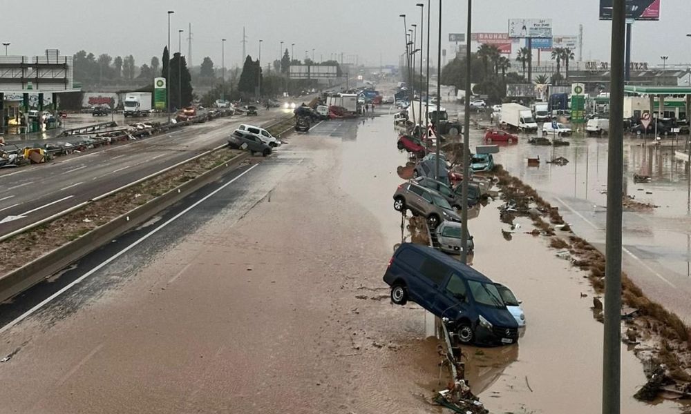 Autos destrozados tras las inundaciones que causó DANA en España.